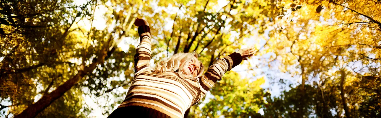 routine bien-être une femme est dans la foret